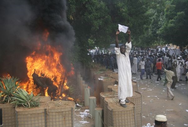 V Sudanu so protestniki napadli ameriško veleposlaništvo.
