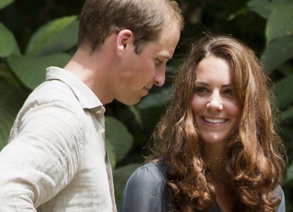 Princ William in Kate sta danes obiskala tropski deževni gozd v Borneu.
