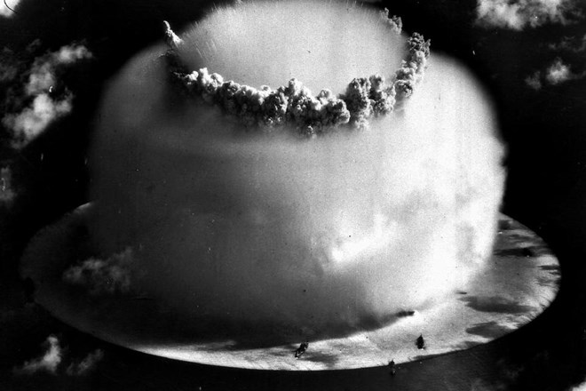 Hladna vojna: zlati časi jedrskega oboroževanja. Na fotografiji jedrski poskus na atolu Bikini leta 1946.