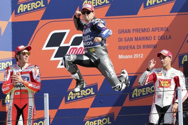 Španec Jorge Lorenzo se je bučno veselil zmage v San  Marinu, zaploskal pa mu je tudi Italijan Valentino Rossi (levo).