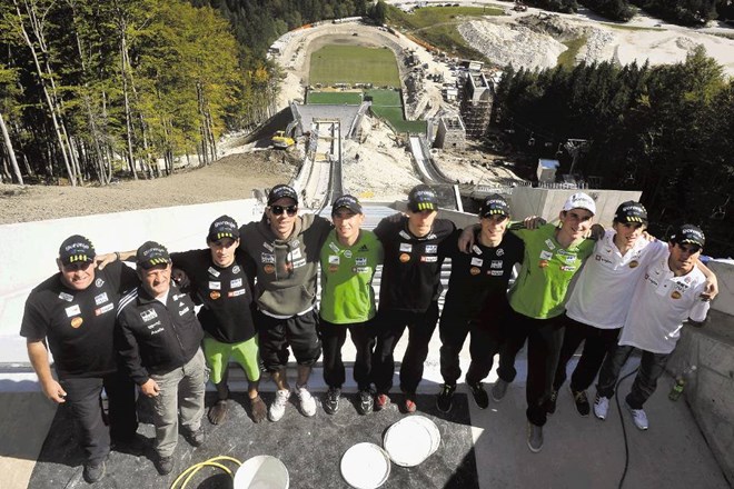 Slovenski reprezentanti so se povzpeli na vrh obnovljene Bloudkove skakalnice, s katere bodo prvič skočili v nedeljo, 14....
