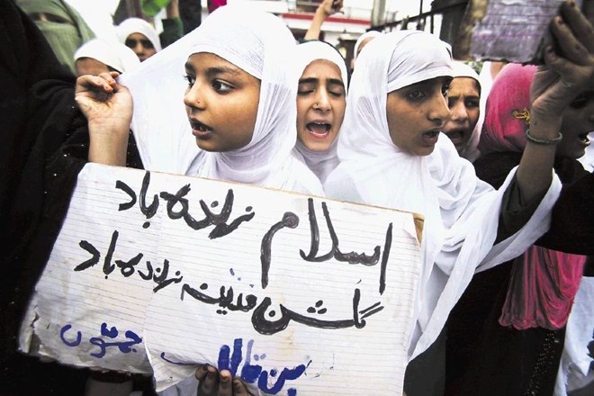 Naj živi islam, piše na transparentu indijskih muslimanskih deklet, ki so se pridružile globalnim protestom zaradi filma, ki...