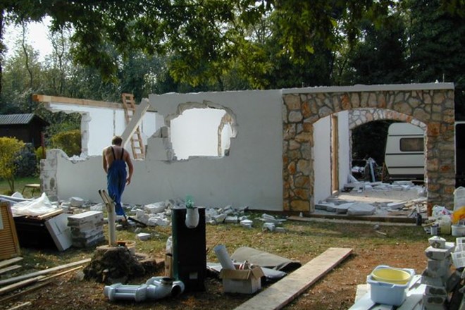 Tako so lastniki začeli v ponedeljek odstranjevati pet objektov v Istri in pet na otoku Braču. Na seznamu za prvo fazo...