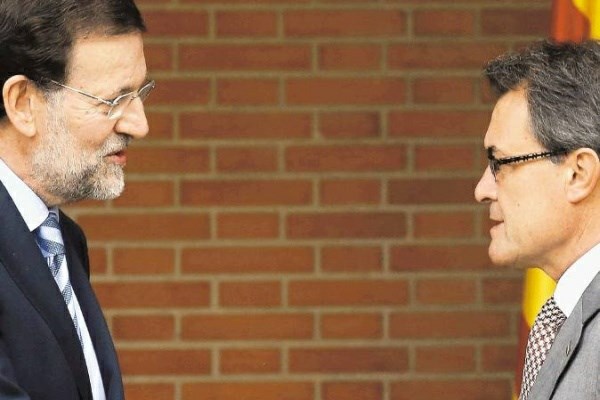 Španski premier Rajoy (levo) je katalonskega kolega Masa pustil praznih rok.