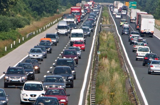 Na primorski avtocesti se zastoj povečuje, močno povečan promet za vstop v Slovenjo