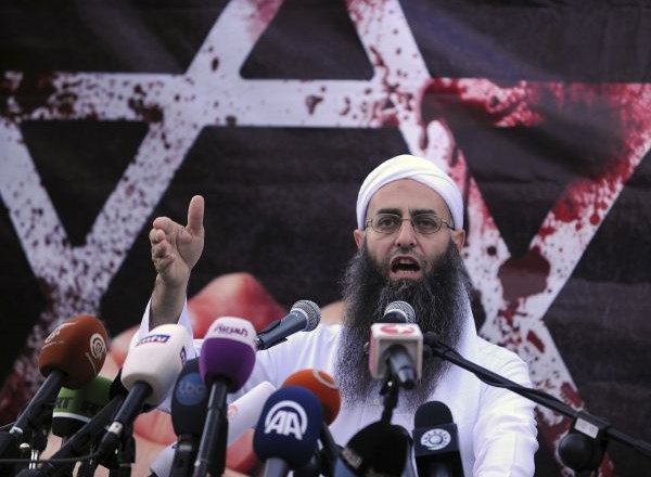 Govor libanonskega sunitskega pridigarja Šejka Ahmada Asirja med protestom proti spornemu filmu.