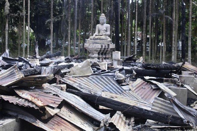 Več tisoč bangladeških muslimanov je blizu meje z Mjanmarom zažgalo najmanj deset budističnih templjev in 40 domov.