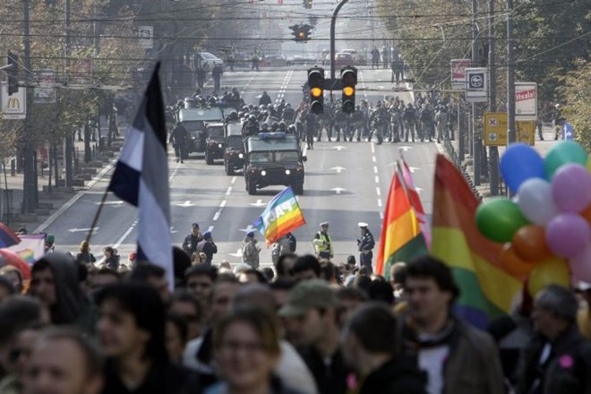 Bruselj po odpovedi parade: Srbija naj spoštuje človekove pravice