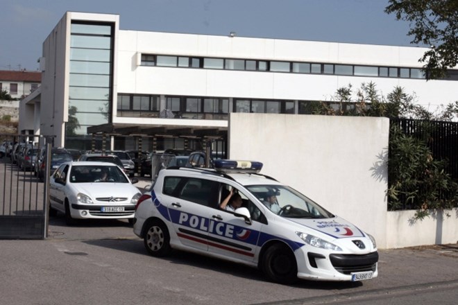 Francoska policija v protiteroristični akciji ubila moškega