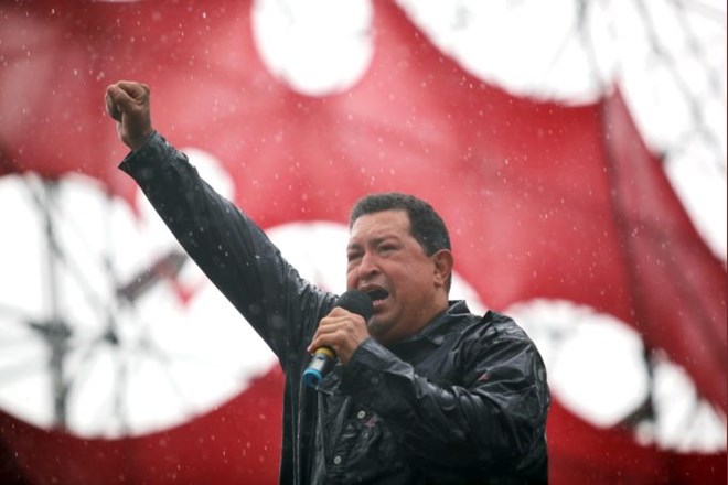 Chaveza na zborovanjih ne moti niti dež. Na odru pleše in poje, s čimer zabava zbrane množice.