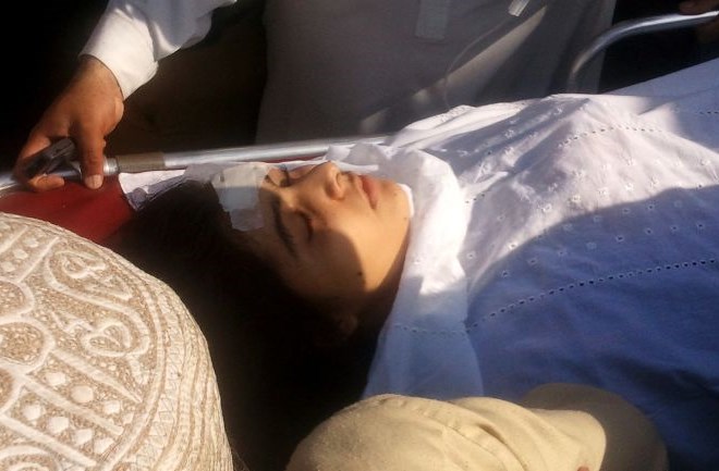 Zdravniki se borijo za Malalino življenje.