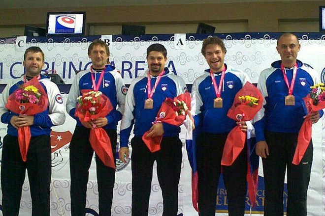 Slovensko moško ekipo, ki se je okitila z bronasto medaljo, so sestavljali Zvone Sever, Matjaž Prezelj, Mitja Donoša, Domen...