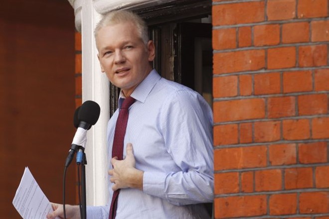 Ustanovitelj spletne strani WikiLeaks Julian Assange, ki se že nekaj mesecev skriva na ekvadorskem veleposlaništvu v...
