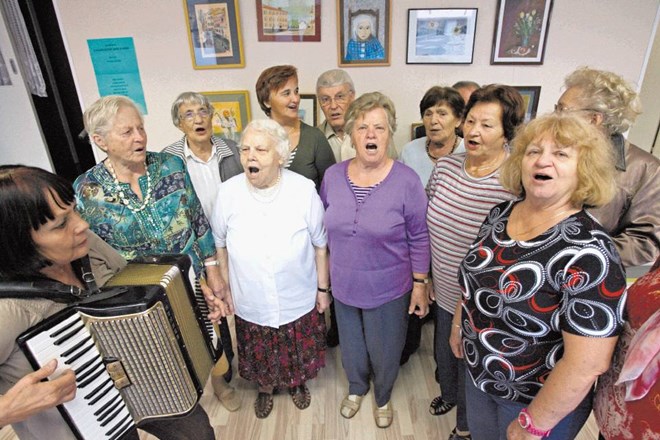 V dnevnem centru aktivnosti za starejše v Gosposvetski ulici  se vsak petek približno 20 starostnikov sprosti ob petju...