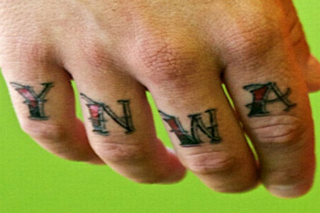 Členki prstov desne roke danskega branilca sedaj krasijo začetnice Liverpoolove himne.