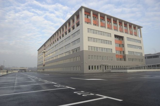 Uslužbenci ministrstva za notranje zadeve (MNZ) so začeli selitev v nove prostore na Litostrojski cesti v Ljubljani.