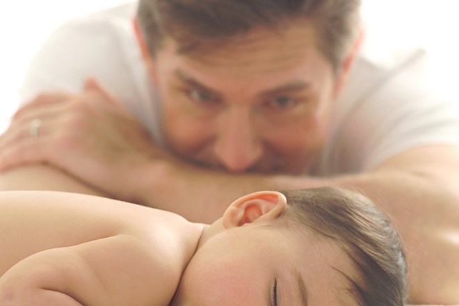 Britanski očetje si bodo lahko s partnericami delili porodniški dopust