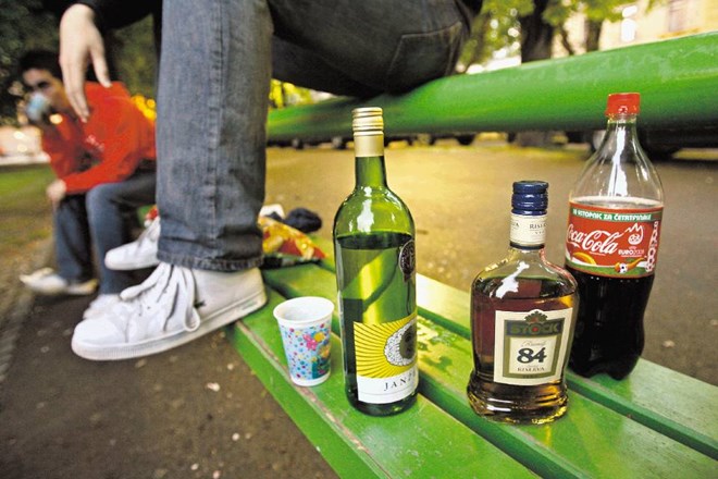 Zdenka Čebašek Travnik: Tudi starši v družini pitja alkohola otrokom ne prepovedujejo, ker velja neko mišljenje, da je dobro,...