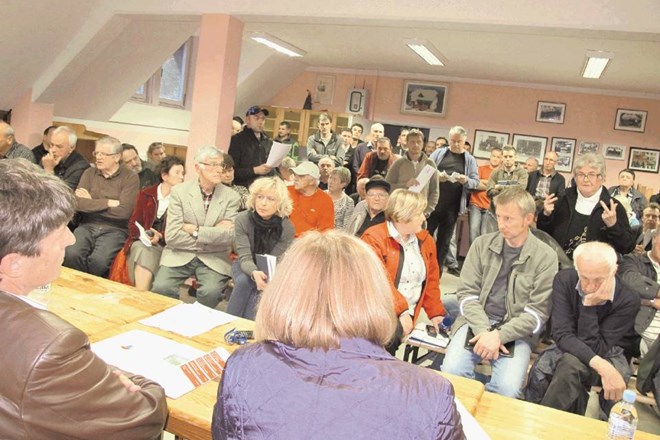 Župan Tržiča Borut Sajovic (levo) je moral več ur poslušati jezo Zvirčanov, ki si  jo je nakopal z visokim komunalnim...