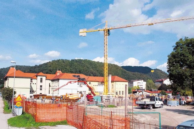 Trgograd bo na mestu zdaj že porušenega prizidka šole iz leta  1986 kljub prekinitvi del med poletjem nov objekt zgradil do...