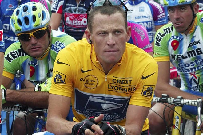 Nad Lanceom Armstrongom se zgrinjajo vse bolj črni oblaki.