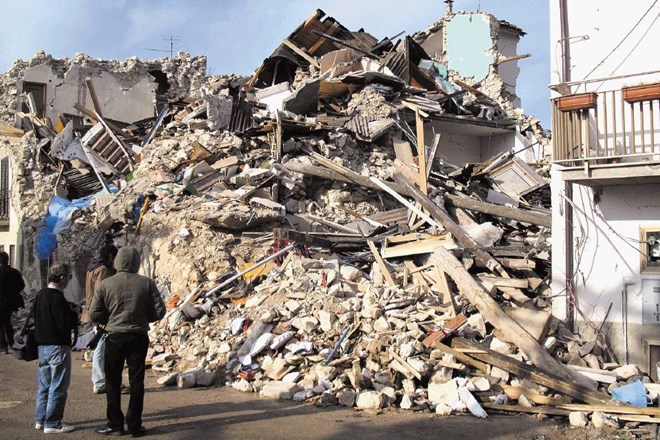 Potres v L'Aquili je aprila 2009 zahteval več kot tristo žrtev. Zdaj so v Italiji sedem seizmologov obsodili na zaporne...