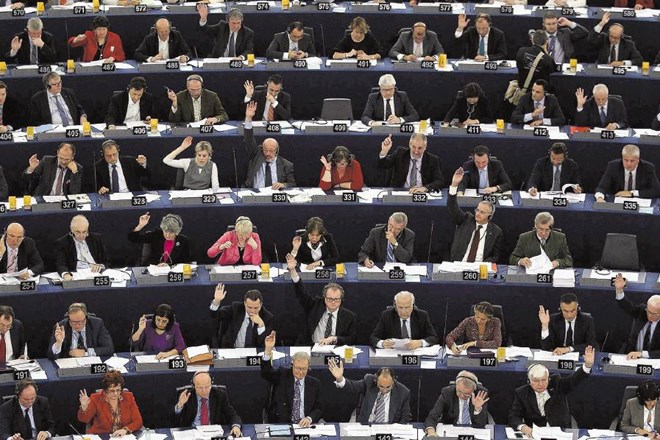 Evropski parlamentarci  se nikakor ne strinjajo s krčenjem sredstev v prihodnjem sedemletnem obdobju, kot  želijo določene...