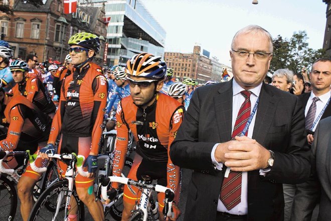 Predsednik UCI Pat McQuaid (v ospredju) preživlja težke čase na čelu organizacije.