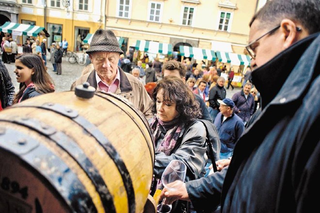 Med obvezno opremo za pohajkovanje po ljubljanski vinski poti je sodil le stekleni kozarec, ki so si ga morali ljubitelji...
