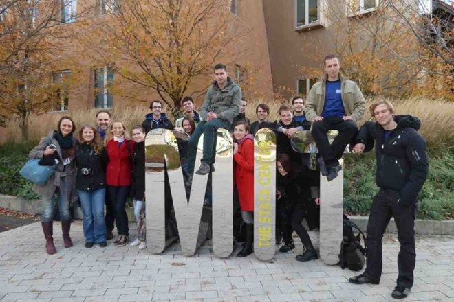 Člani slovenske ekipe iGEM2012 na univerzi MIT, kjer je potekalo tekmovanje. Člani ekipe (od leve): Zala Lužnik, Lucija...
