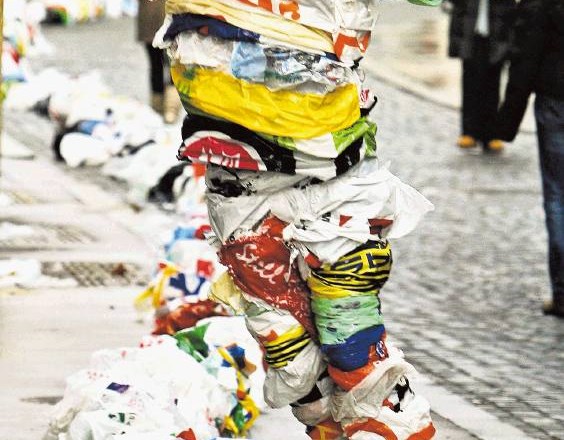 Znanstveniki so  ljudi dolgo pozivali, naj se v dobro okolja znebijo plastičnih vrečk, ki močno obremenjujejo okolje. Toda...