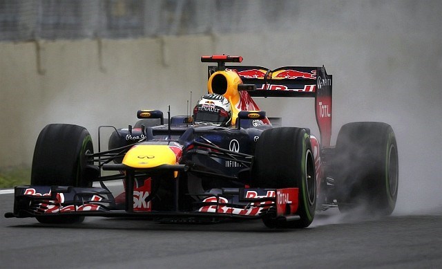 Sebastian Vettel je na deževni dirki v Interlagosu osvojil šesto mesto in postal svetovni prvak. A če bi komisarji videli...