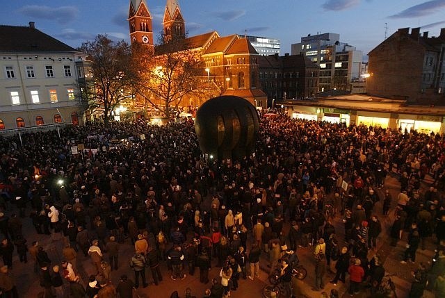 Trg svobode v Mariboru je pred tednom dni napolnil solzivec. (foto: Tomaž Skale) 