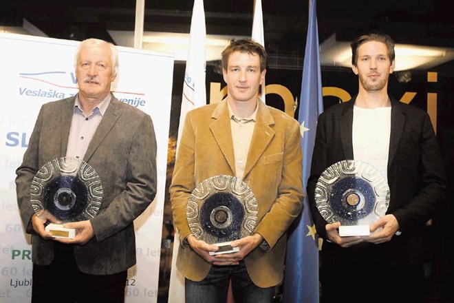 Veslača Luka Špik (desno) in Iztok Čop (v sredini) ter njun trener Miloš Janša (levo) so za letošnje veslaške dosežke, tretje...