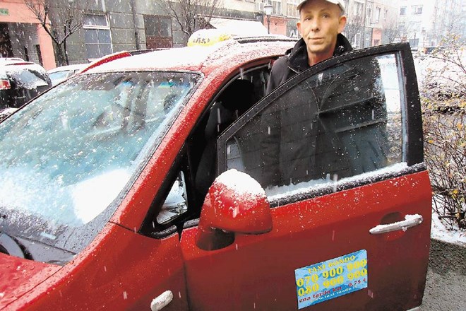 Taksist Senad Čatović pravi, da je najhujša konkurenca v zimskem času, ko priložnostni taksisti postanejo tudi gradbeniki, ki...