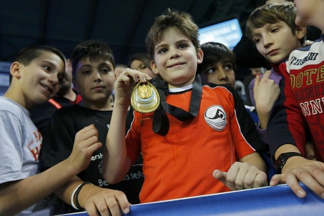 Lochte je medaljo, ki jo je osvojil v petek, podaril dečku na tribuni. 