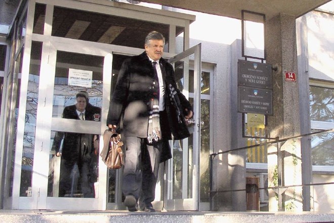 Nekdanji direktor Primorja Dušan Črnigoj je včeraj zanikal zlorabo položaja pri pripojitvi koprskega stavbenika pred 11 leti....