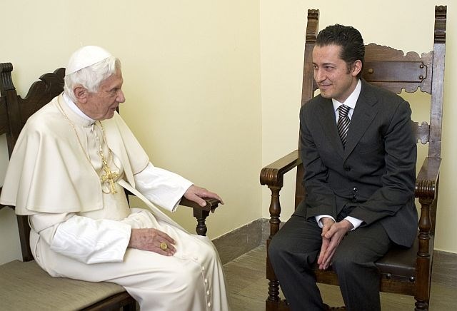 Papež Benedikt XVI. in Paolo Gabriele (foto: Reuters) 