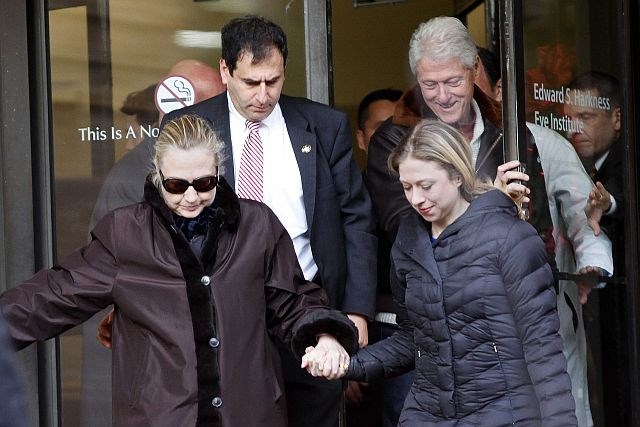 Hillary Clinton sta iz bolnišnice pospremila mož Bill in hči Chelsea. (foto: Reuters) 