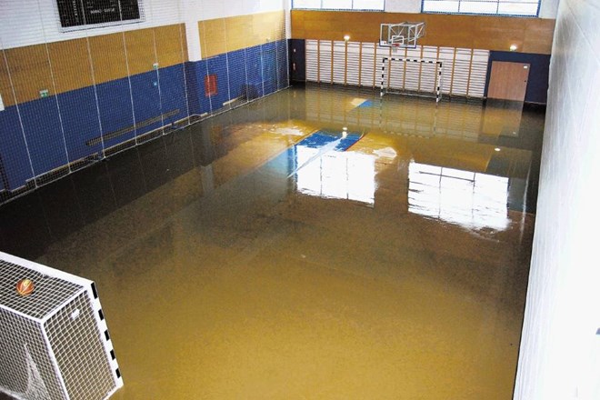Poplavljena telovadnica OŠ Karla Destovnika Kajuha v Šoštanju novembra lani 