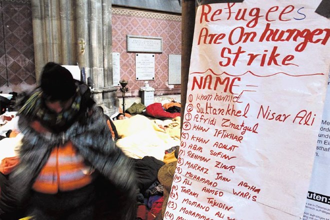 Begunci, ki sodelujejo v gladovni stavki, so svoja imena napisali na opozorilni plakat. 