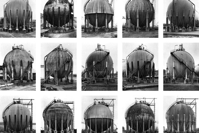 Fotografije plinskih cistern, združene v enoto devetih podob, so značilen izdelek zakoncev Becher. 
