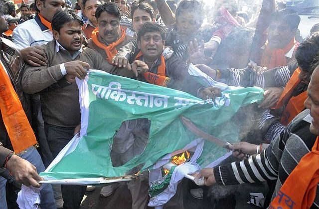 V New Delhiju so danes takole zažigali transparente v barvah pakistanske zastave. (foto: Reuters) 