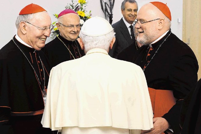 Papež Benedikt v družbi nemških kardinalov in škofov, ki so se uprli študiji o spolnih zlorabah otrok v nemški katoliški...