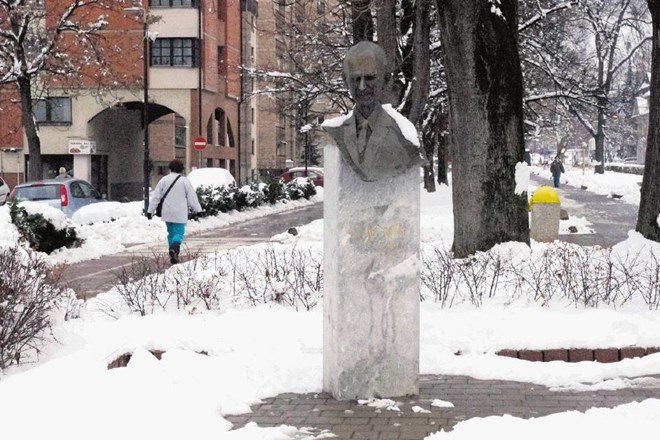 Bronasti kip dr. Janeza Drnovška ostaja v zagorskem mestnem parku, ki prav tako nosi njegovo ime. 