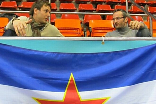 Navijača je bilo z jugoslovansko zastavo do sedaj moč opaziti že na tekmah Slovenije, Srbije in Črne Gore. (Foto:...