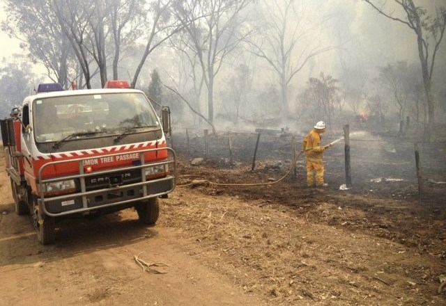 Gasilci se v vroči Avstraliji še vedno borijo s številnimi požari. (Foto: Reuters) 