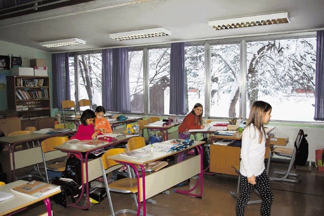 Učenci vsak dan obiskujejo šolo, katere slaba izolacija in  okenske špranje prepuščajo mraz, streha pa pušča na več mestih. 