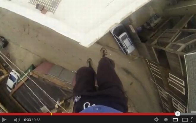 Fotografija skoka iz stavbe. (Vir: YouTube) 