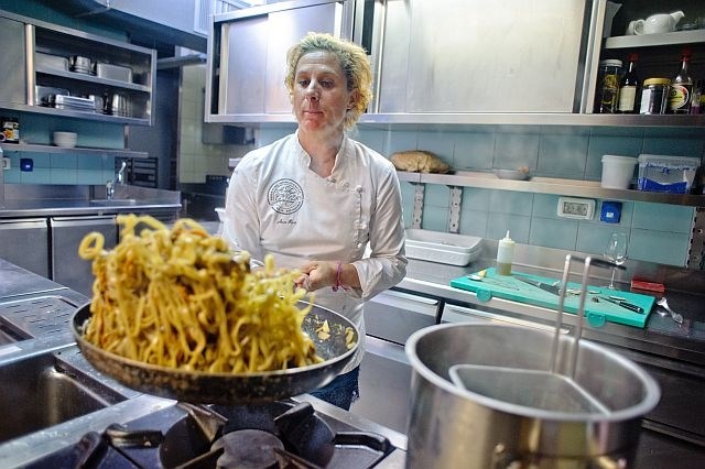 Pobudnica večerov Umetnost revne kuhinje, ki se bodo vsako drugo sredo dogajali v restavraciji Na gradu, je Ana Roš iz...